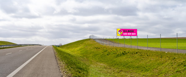 Billboard przy drodze ekspresowej S6 w Niemierzu, kier. Szczecin